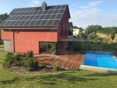 *Erstklassiges Niedrigenergiehaus mit Pool, Kamin, Wärmepumpe, PV-Anlage und Doppelgarage auf großem