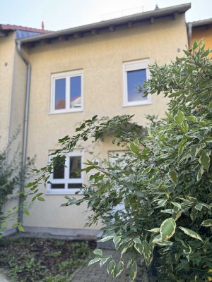 Leerstehendes Reihenhaus mit Terrasse, Balkon, Keller und Dachboden in schöner Lage