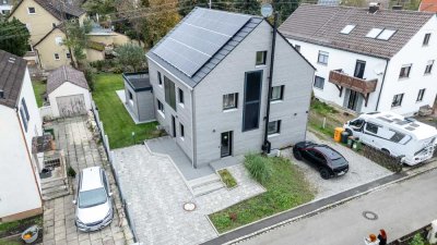 Ökologisch saniertes KfW 55 Standard-Einfamilienhaus mit großem Garten und moderner luxuriöser Ausst