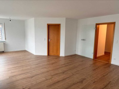 Attraktive und modernisierte 3-Zimmer-Wohnung mit Balkon und Einbauküche in Oedheim