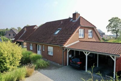 Einfamilienhaus mit gepflegtem Garten und Doppelcarport