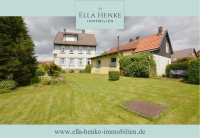 Zweifamilienhaus auf schönem Grundstück mit Nebengebäude + großem Carport.