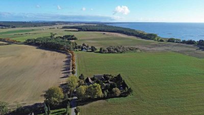 Idyllisches Naturrefugium: Weitblick und Wassernähe auf großem Grundstück in Alleinlage