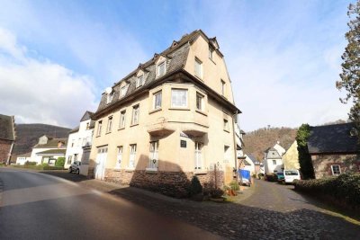 Einfamilienhaus mit Garage, und 2 Terrassen im Ortskern von Pünderich