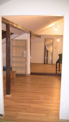 Vollmöbliert, von privat - helle 1,5 Zimmer-Loft-Wohnung mit Einbauküche in Frankfurt am Main