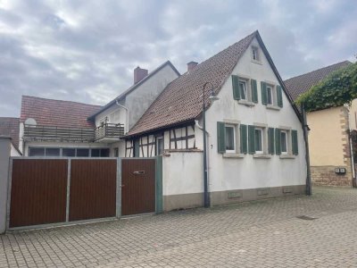 Einfamilienhaus mit großer Scheune