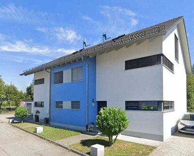 Neuwertige Doppelhaushälfte mit Carport in zentraler Lage in Meckenbeuren!