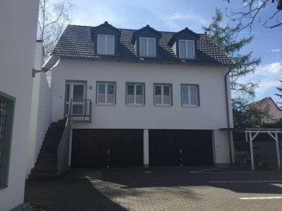 Zentral aber ruhig gelegenes Haus, 4 Zimmer, Balkon, kleiner Garten, Doppelgarage.