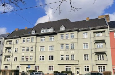 Frisch renovierte 2-Zimmer-Wohnung in topsaniertem Altbau mit 2 Balkonen !
