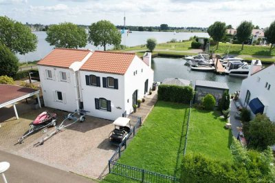 Ferienhaus mit Bootsanleger und Seeblick in Roermond (Holland-Oolderhuuske) inkl. Boot zu verkaufen