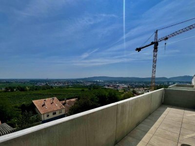 Neubau Erstbezug Wunderschöne Drei Zimmer Wohnung mit Balkon und herausragender Aussicht