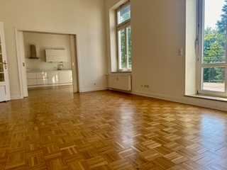 Elegante 4 Zimmer-Altbauwohnung mit großer Balkonterrasse in begehrter Lage