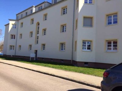 Schicke Erdgeschosswohnung mit Balkon im kernsanierten Altbau zu vermieten