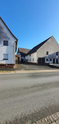 Älteres Bauernhaus mit 9 Zimmer, Garage und drei Dachgeschosse