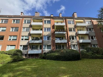 Stilvolle, modernisierte 4-Raum-Wohnung mit Balkon in schöner Lage