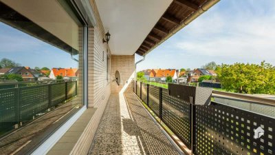 Bezugsfreie 3-Zimmer-Wohnung mit überdachter Loggia und Terrasse, eigenem Garten und 2 Garagen