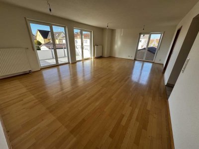 Schöne sonnige 4-Zimmerwohnung, 1.OG, Balkon, Garage, nur 3 Wohneinheiten