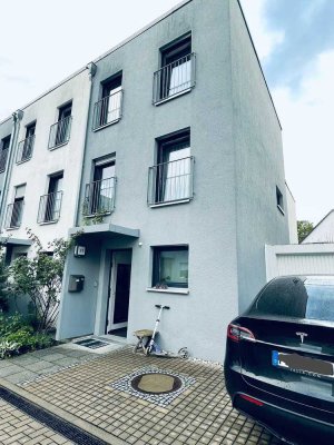 Sonniges  geräumiges Reihen­Eckhaus mit toller Dachterrasse, Garage und gehobener Ausstattung