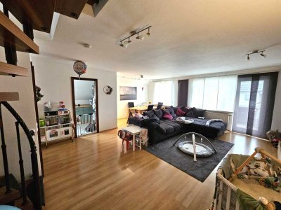 Gemütliche und zentrumsnahe 3,5-Zimmer-Maisonette-Wohnung mit 4 Balkone, EBK und TG-Stellplatz