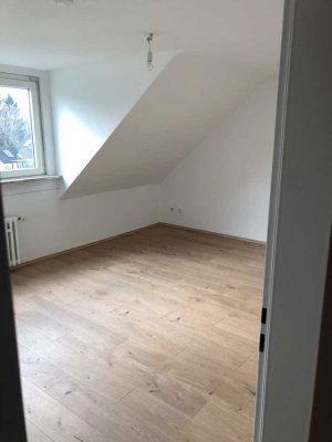 Charmante 2-Zimmer-Dachgeschosswohnung in Duisburg – Verfügbar ab 01.04.2025