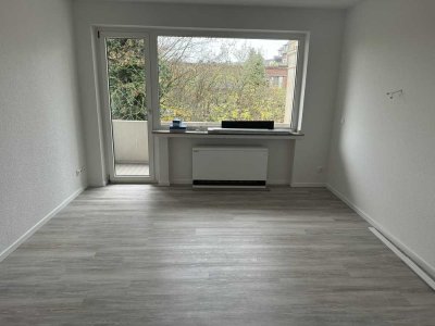 Bunter Garten:  vollständig renovierte 2-Zimmer-Wohnung mit Balkon und neuer Einbauküche