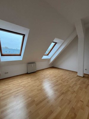 zentral gelegene 3-Raum Dachgeschosswohnung mit moderner Einbauküche