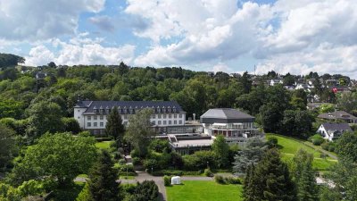 LICHTDURCHFLUTETE UND GROßZÜGIGE WOHNUNG MIT TERRASSE ZU VERMIETEN