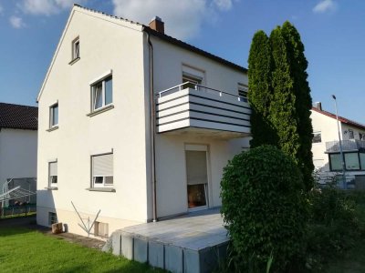 Ruhige, helle, 3 Zi. EG Wohnung (75m2) mit neuer EBK, Terrasse, Doppelgarage u. 500m2 großem Garten