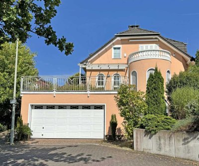 FREISTEHENDES EINFAMILIENHAUS-ANWESEN mit Doppelgarage, Wintergarten und 2 offenen Kaminen!