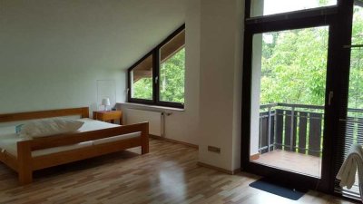 Helle Dachgeschosswohnung in grüner Oase zentrumsnah