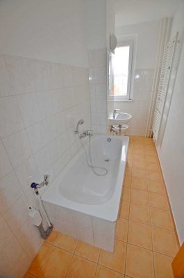 sanierte 3-Raum-Wohnung mit Aufzug, Badewanne und Balkon! Bezug ab 01.04.25 möglich!