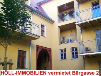 Höll-Immobilien vermietet schöne 2-Raumwohnung mit Balkon, in ruhiger Lage am Markt.