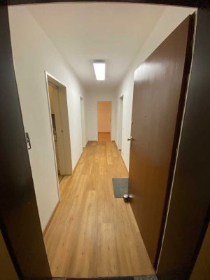 Geschmackvolle, gepflegte 3-Zimmer-Penthouse-Wohnung mit Dachterrasse und Einbauküche in Königsbrunn