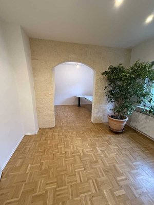 Modern renovierte , großzügige 2,5 Zimmer Wohnung