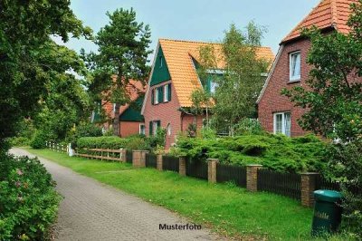 Vierfamilienhaus, 9 Garagenstellplätzen und Carport