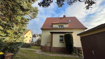 Charmantes Einfamilienhaus mit 6 Zimmern, Kamin, Keller, Garagen auf herrlichem Biesnitz-Grundstück