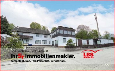 Wohnhaus mit Lager, PV + 4 Garagen auf 3.000 m² Grundstück