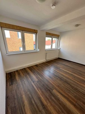 Attraktive und sanierte 3-Raum-Terrassenwohnung mit geh. Innenausstattung mit Balkon und EBK