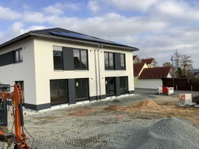 NEUBAU/ERSTBEZUG: Großzügige und effiziente DHH mit EBK, Garage, Carport, PV-Anlage (Eff40)