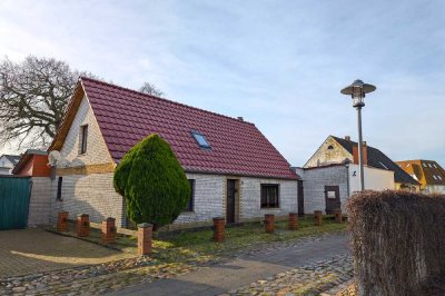 Ehemaliges Kapitänshaus - 100 m vom Hafen Wiek auf Rügen - leerstehend