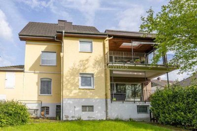 Freistehendes Zweifamilienhaus mit Vollkeller / 2 Loggien / Garten / 2 Garagen + Stellplätze