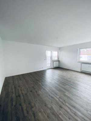 schöne, neuwertige 2- Zimmer Wohnung mit Panoramablick, Balkon, Stellplatz inkl. EBK