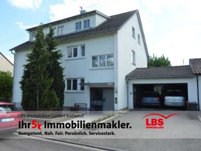 DIREKT AN FELD UND WIESE! Gepfl. 3,5 Zi.-DG-Wohnung in 3-Fam.-Haus! Sonniger Dachbalkon! Aussicht!