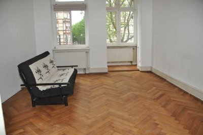 Helle 4-Zimmer-Wohnung mit Erker und Balkon im sanierten  Altbau