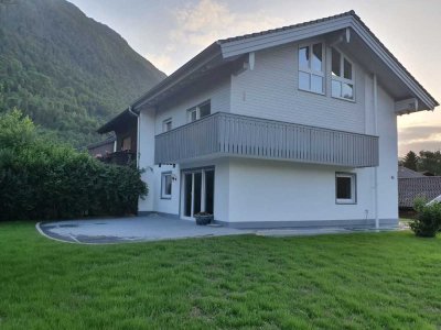 freundliche, hochwertig sanierte 5 bzw. 7-Zimmer-DHH in Piding mit Appartement im DG