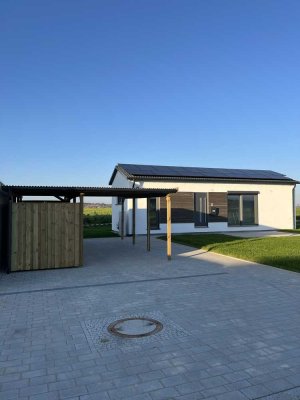 Neubau freistehendes Einfamilienhaus mit Carport und großem Garten