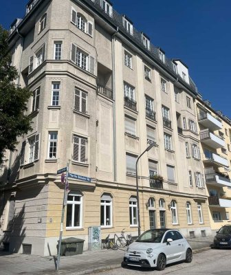 Achtung Altbauliebhaber! Großzügige Wohnung in denkmalgeschütztem Altbau mit Blick ins Grüne.