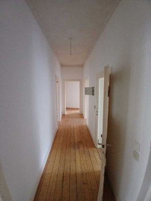 Zentrale 4 Zimmer Wohnung mit Balkon