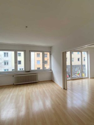 Geräumige 2,5 Zimmer Wohnung mit Balkon in zentraler Top-Lage