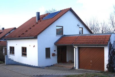 Platz für die ganze Familie! Einfamilienhaus mit Garage in ruhiger Ortsrandlage in Flacht!